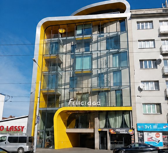 Budova Felicidad na Křenové 53 v Brně se žlutou fasádou