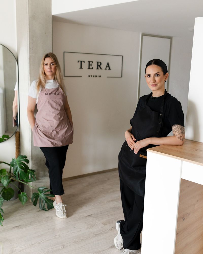 Tereza a Anastasyia v recepci Studia TERA pod logem studia